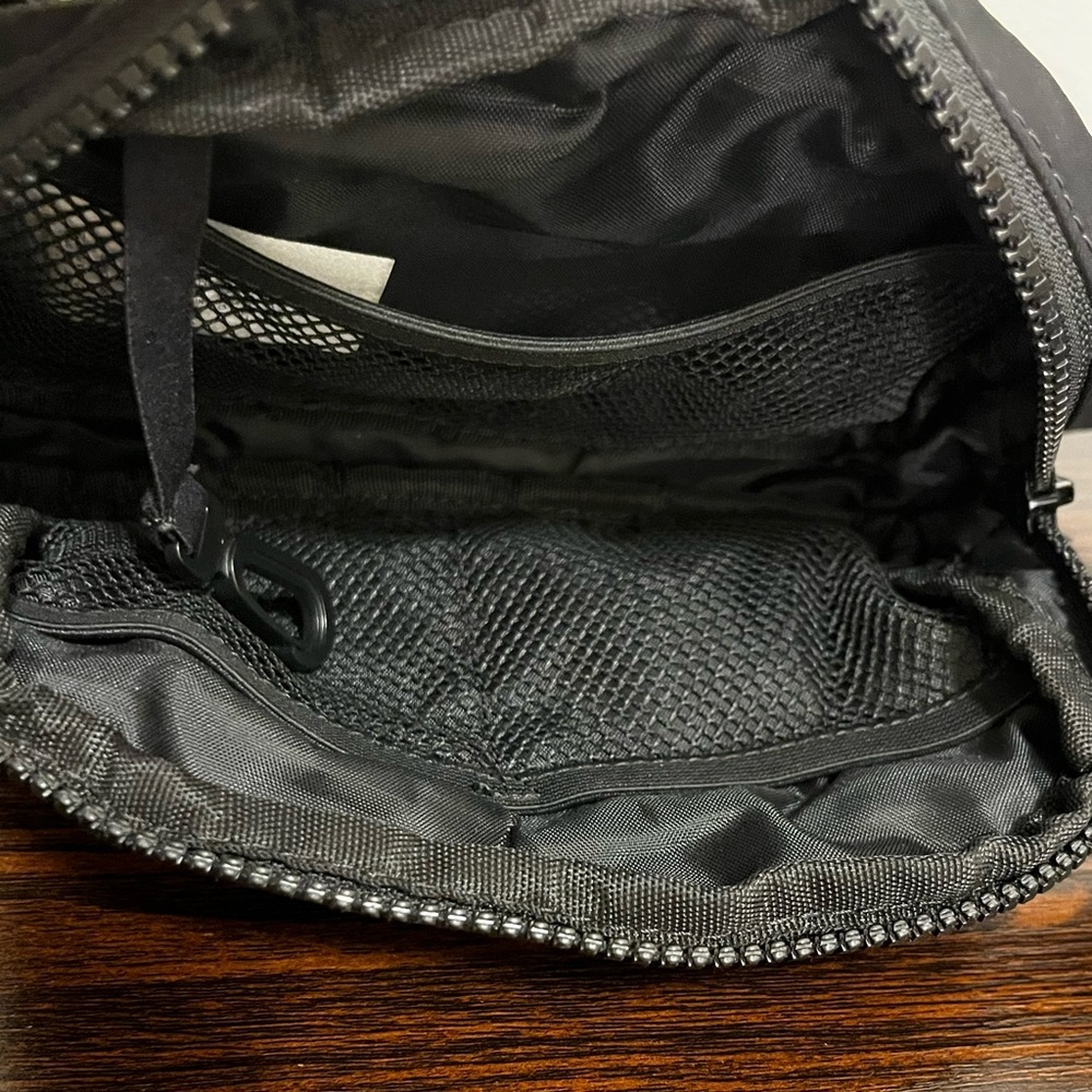 LOLE Unisex Belt Bag Zippered Pockets Adjustable Strap Water Resistant Nylon EUC - Picture 6 of 6